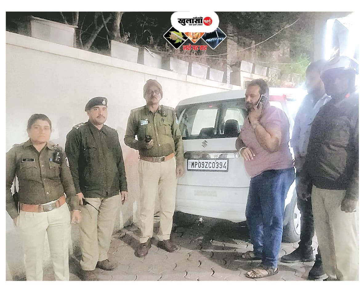 चलते वाहन में शराबखोरी  ट्रैफिक पुलिस ने दबोचा