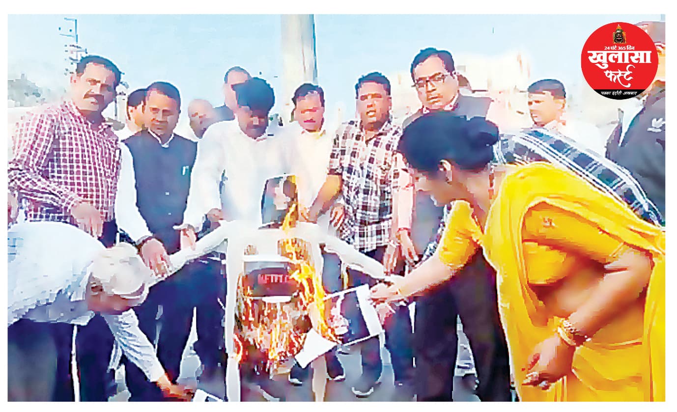 मनोज वाजपेयी और नेटफ्लिक्स का फूंका पुतला