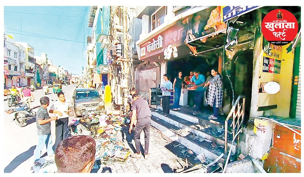 खजूरी बाजार में देर रात लगी भीषण आग