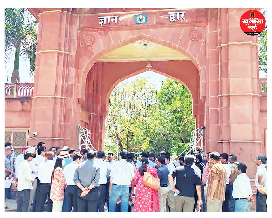 400 ओल्ड डेलियंस ने की पारेख को हटाने की मांग