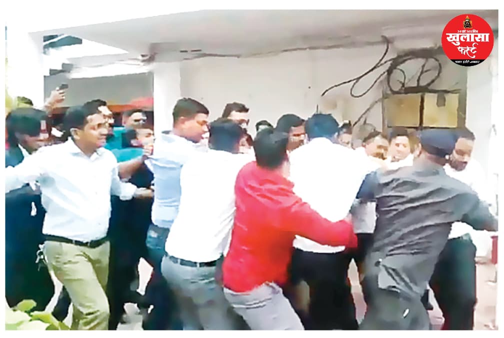 गैंगरेप के आरोपियों को कोर्ट में वकीलों ने पीटा