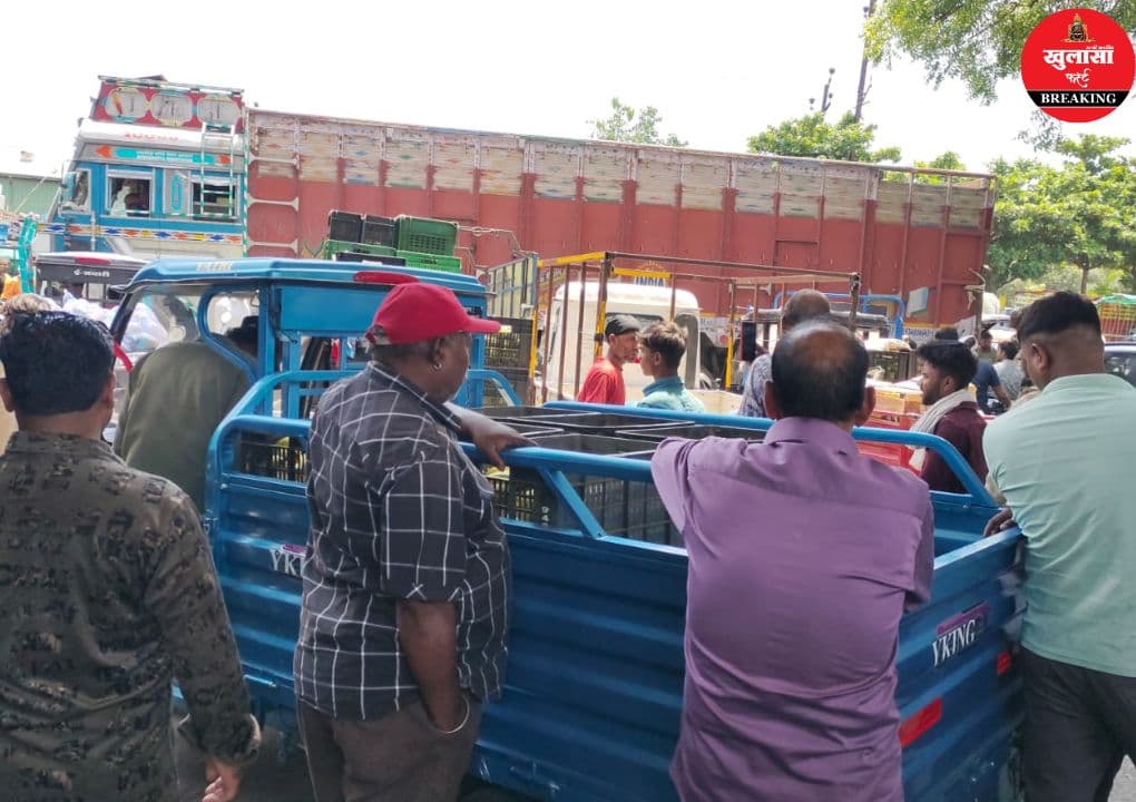 मंडी नाके पर ई-रिक्शा चालकों का धरना-प्रदर्शन