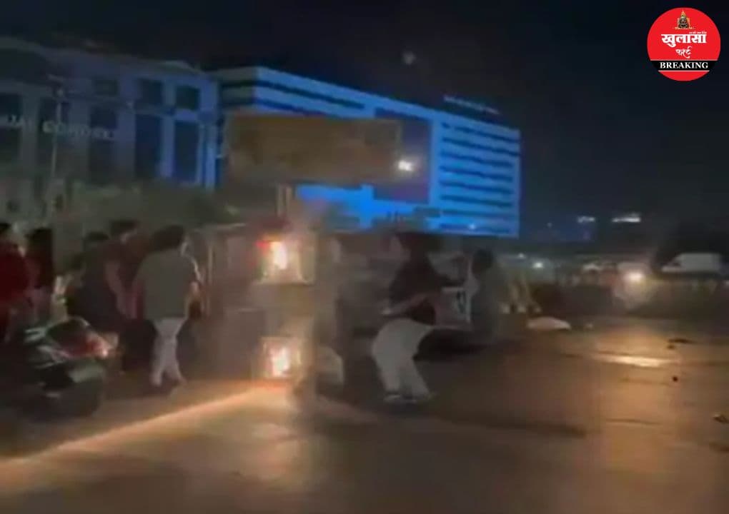 डंपर की टक्कर से पलटी पिकअप
