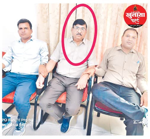 शौचालय निर्माण में घूसखोरी करते पकड़ाया परियोजना समन्वयक