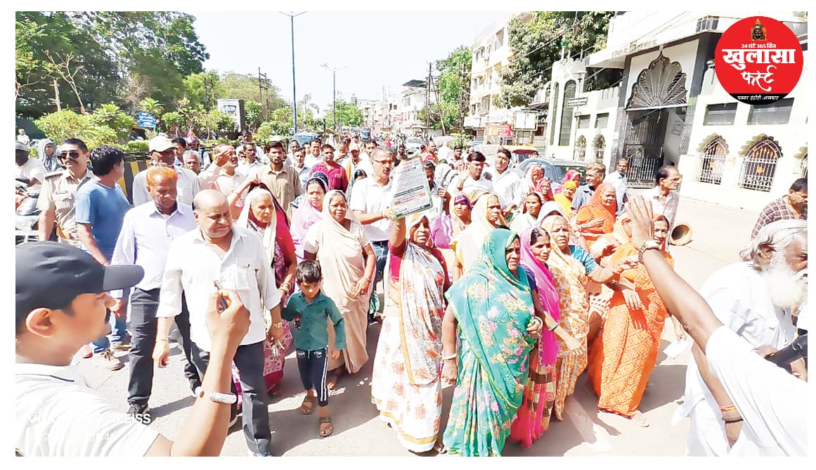 पानी नहीं मिलने से गुस्साए लोगों ने महावर नगर में किया प्रदर्शन