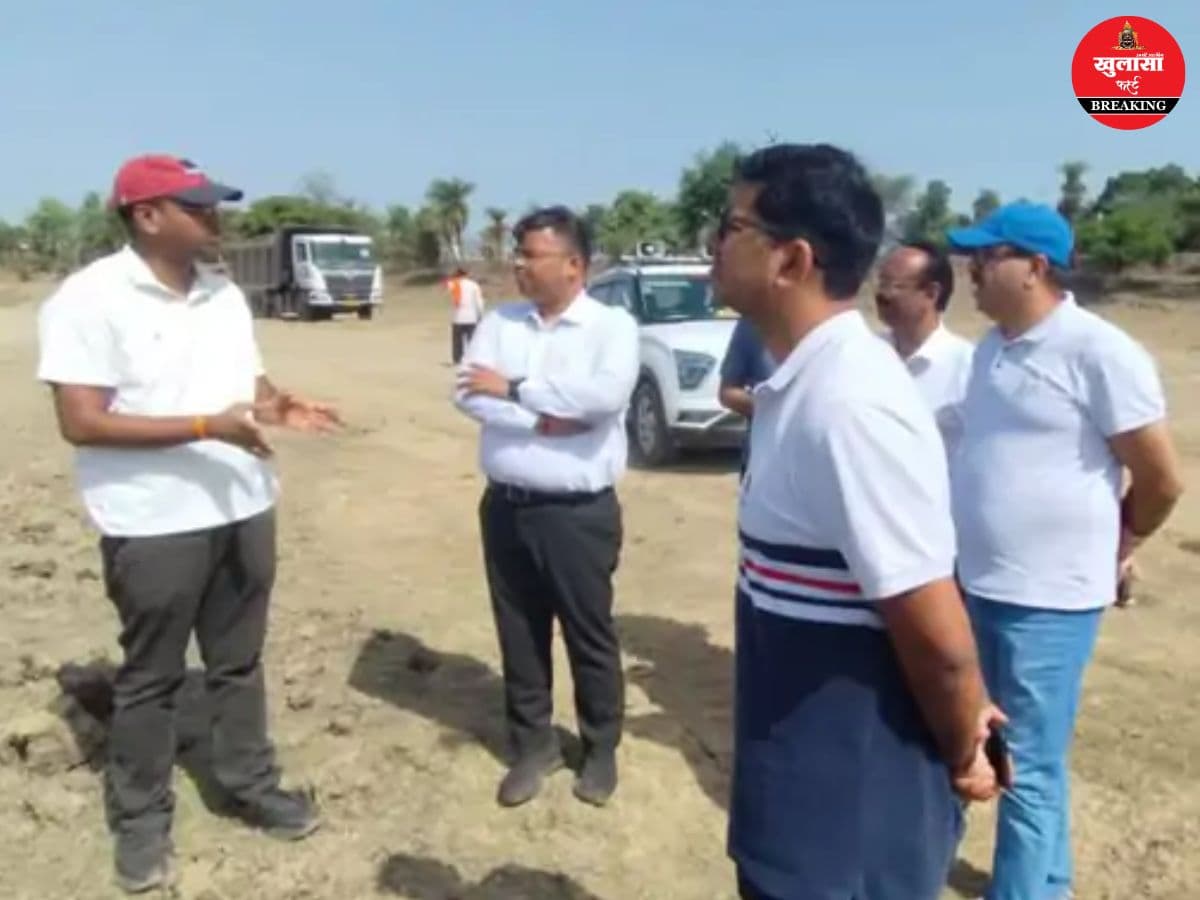 तालाबों की हालत देखते पहुंचे कलेक्टर और निगम कमिश्नर