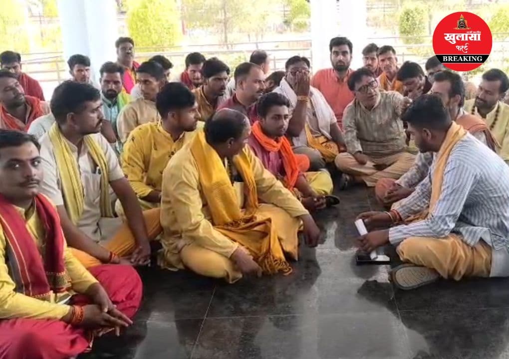 वीडियो देखिये, विश्व प्रसिद्ध मंदिर के पंडितों ने किस बात को लेकर किया प्रदर्शन