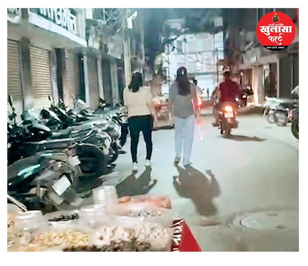 मनचलों पर शिकंजा कसने राजवाड़ा पर उतरी महिला पुलिस