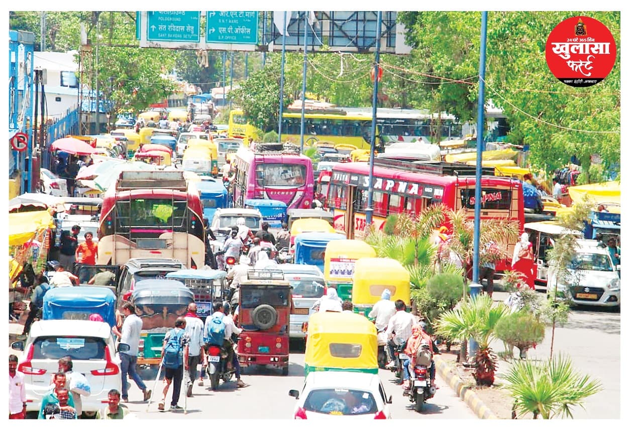 रेलवे स्टेशन के सामने बस वालों की मनमर्जी