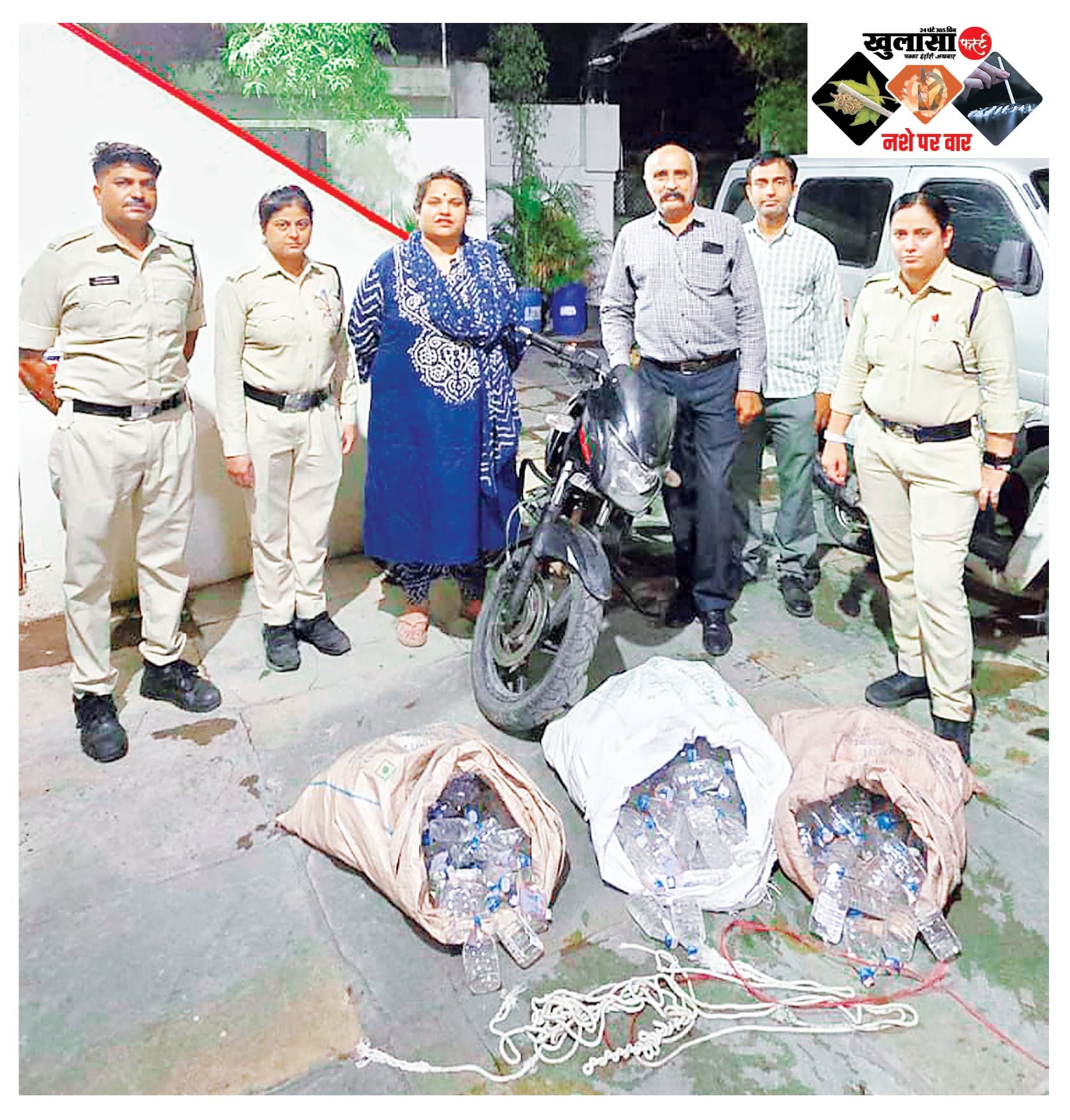 आबकारी टीम को देख बाइक छोड़ भागे तस्कर