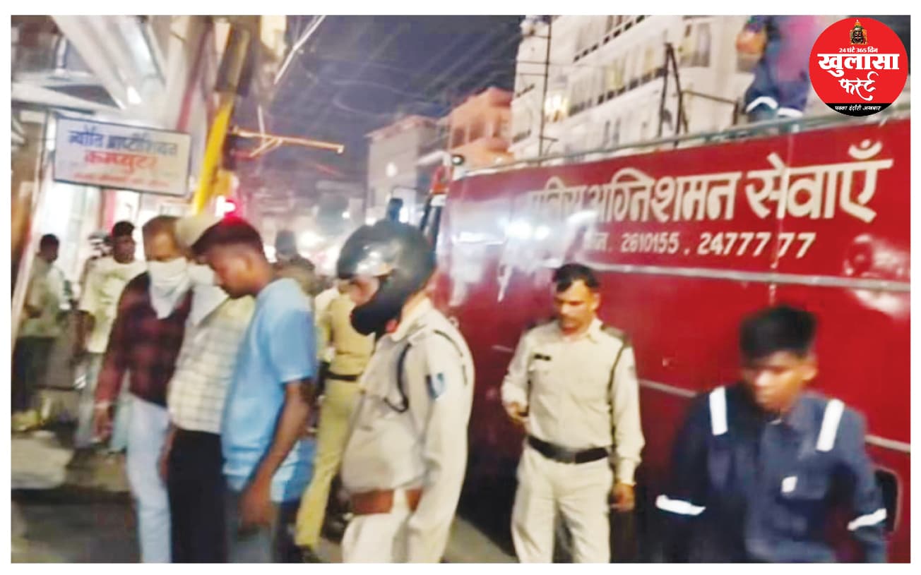 शहर में देर रात दो दुकानों में लगी आग, हुआ नुकसान