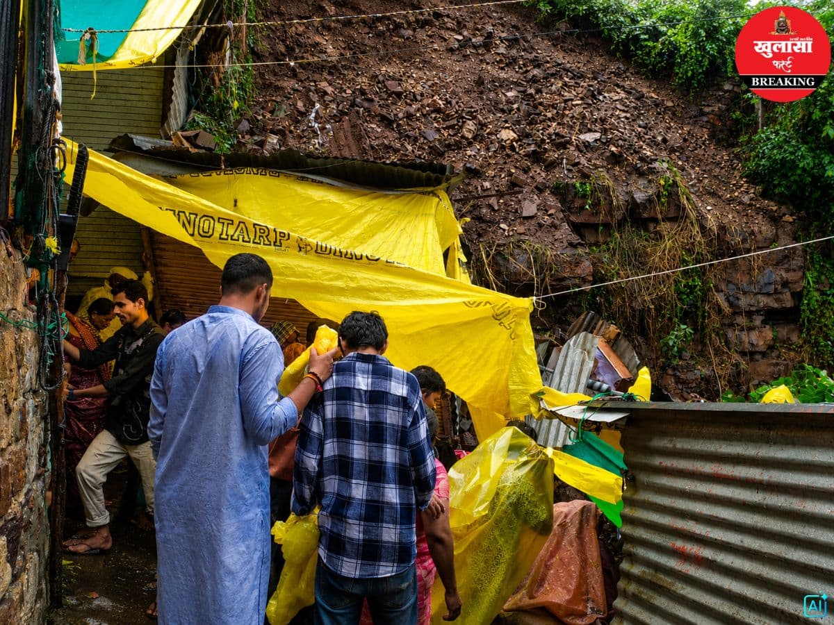 बारिश के बीच पहाड़ी से मलबा गिरा