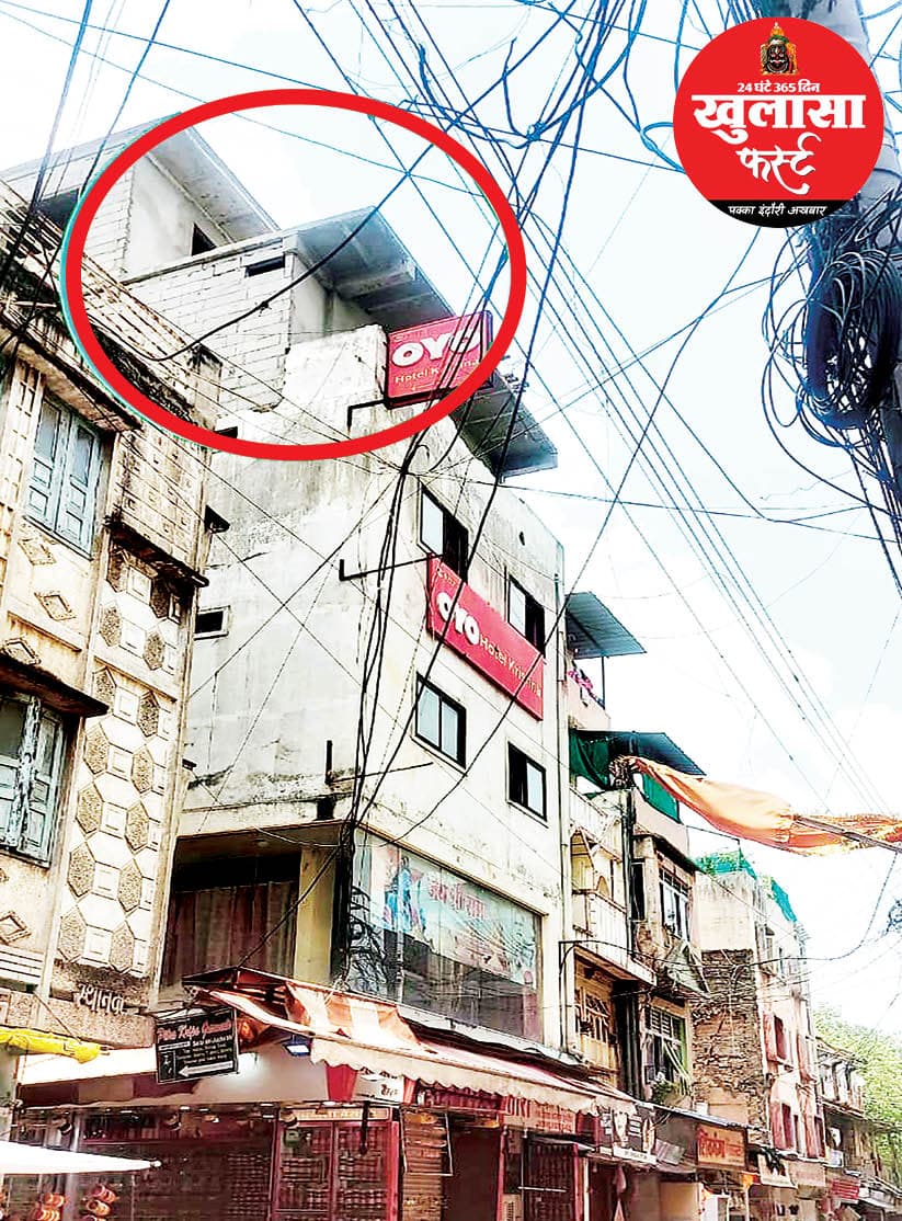 अवैध तीन मंजिला इमारत पर दो और माले तन रहे...