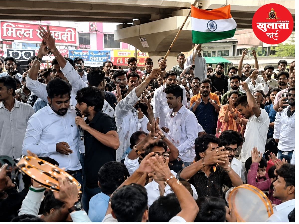 छात्रों की मांगें पूरी होने पर मना जश्न