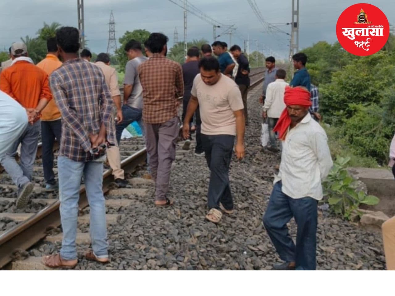 बेटी को सीने से लगाकर ट्रेन के आगे कूदी मां