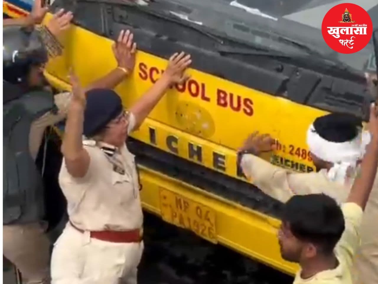 वीडियो देखिए, बस के सामने ढाल बनकर खड़ी हुईं एडिशनल कमिश्नर