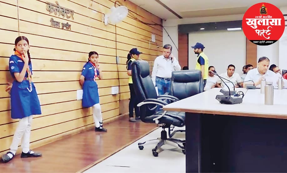 घंटों खड़ी रही मासूम छात्राएं कलेक्टर ने अफसरों को लताड़ा
