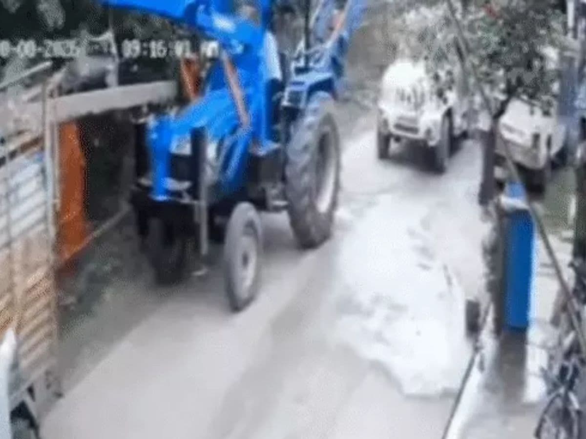हाइड्रा आया, पोल उठाए और निकल गए