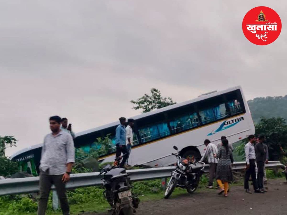 मोड़ पर अनियंत्रित होकर खाई में लटकी बस