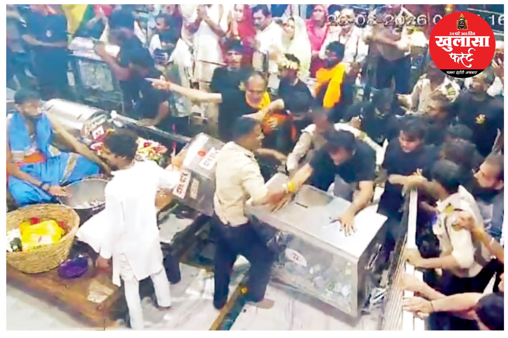 महाकाल मंदिर में इंदौर के कावड़ियों का हंगामा