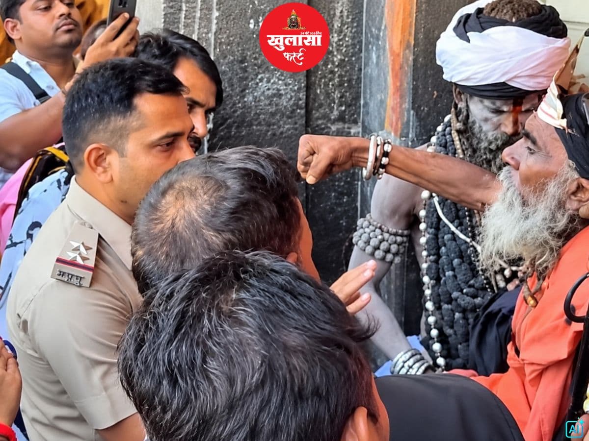 प्रसिद्ध मंदिर के मुख्य द्वार पर साधु वेशधारियों का हंगामा