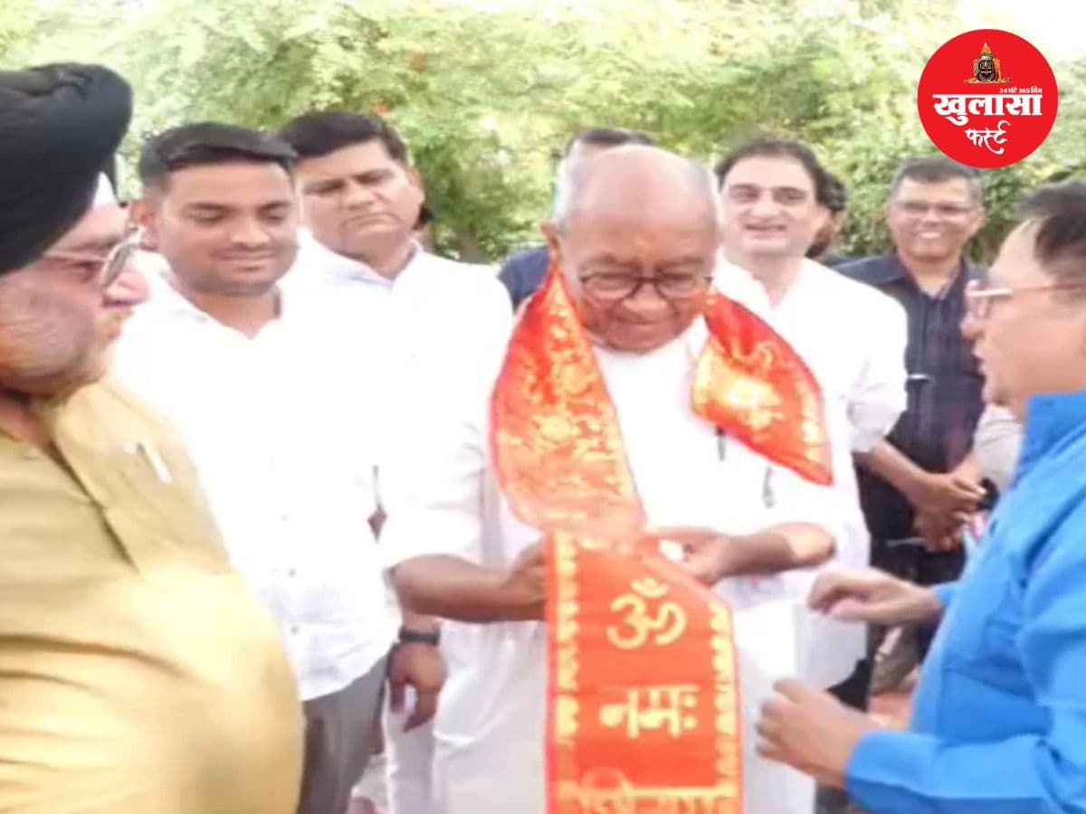 दुपट्टे पर क्या लिखा देखकर चौंक गए वरिष्ठ कांग्रेस नेता