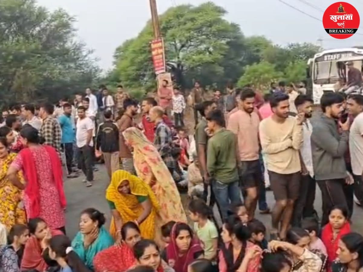 वीडियो देखिये, महू-नीमच रोड पर महिलाओं ने किया चक्काजाम