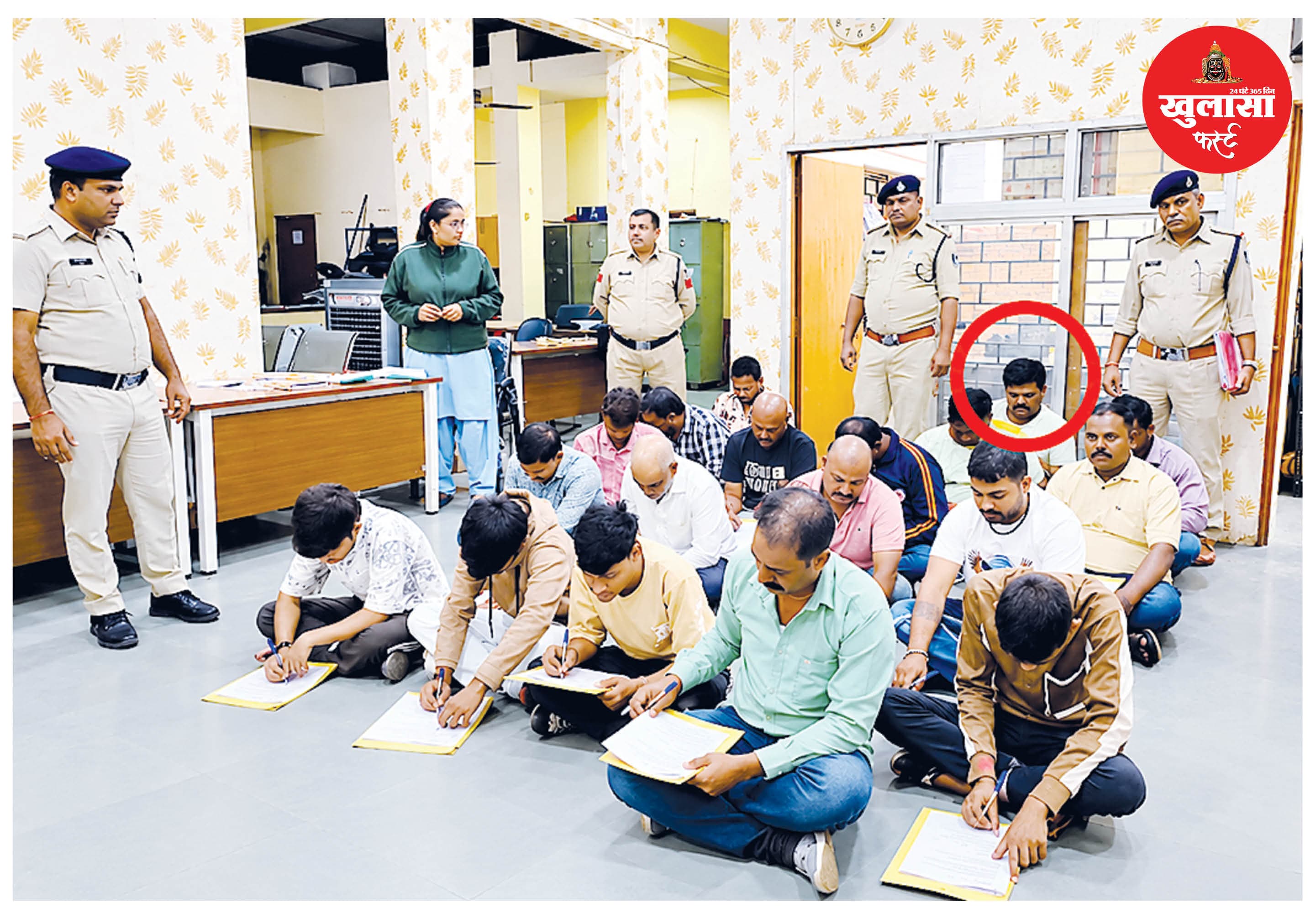ब्लैकमेलर-दुष्कर्मी शाहरुख के भाई डॉलर को फर्श पर बैठाकर भरवाया डोजियर