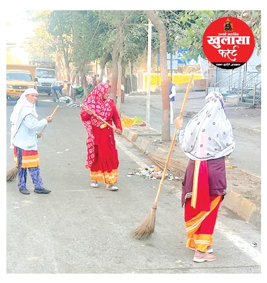 रणजीत हनुमान की भव्य यात्रा के पीछे सड़कें साफ करता चला निगमकर्मियों का सफाई दल