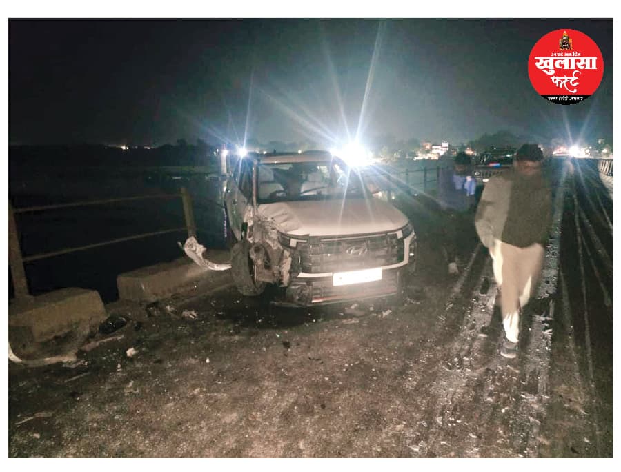 हाईवा ने कारों को टक्कर मारी एक 50 फीट नीचे नर्मदा में गिरी