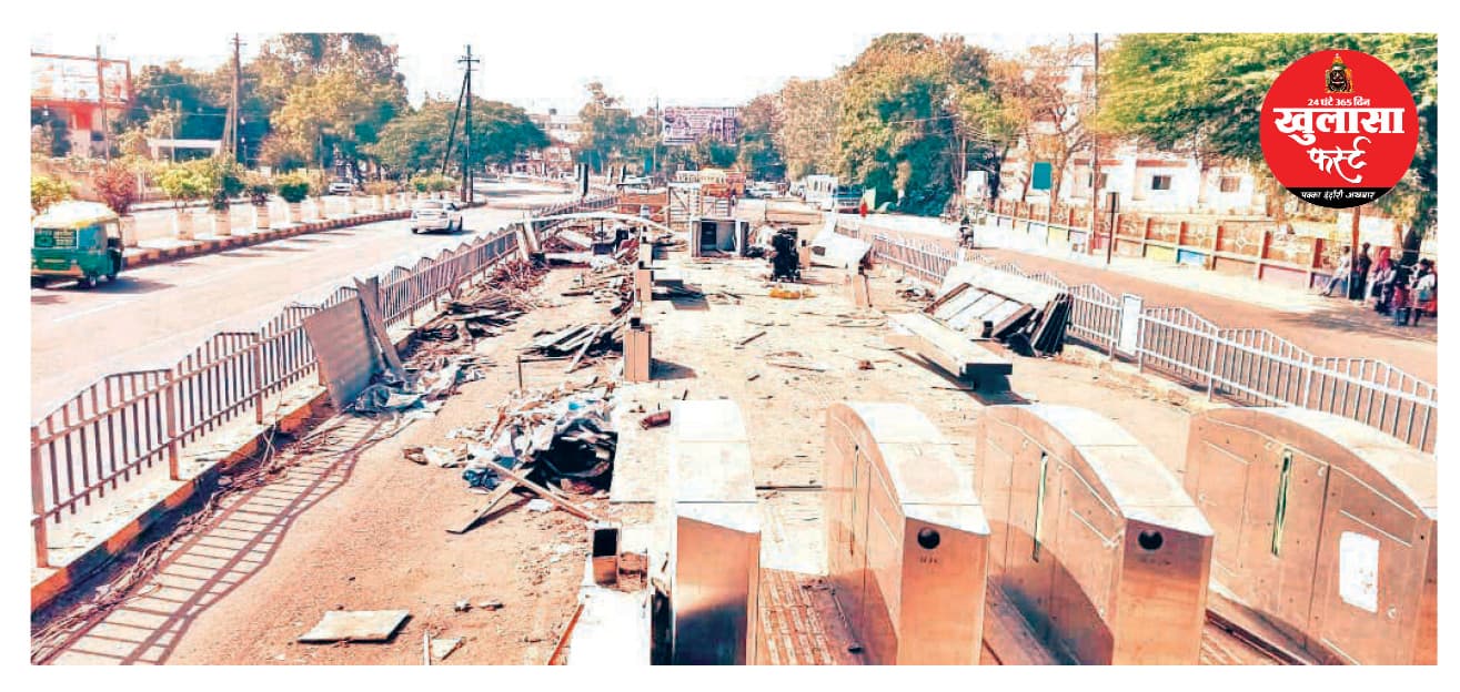 बीआरटीएस पर बने बस स्टॉप टूटना शुरू