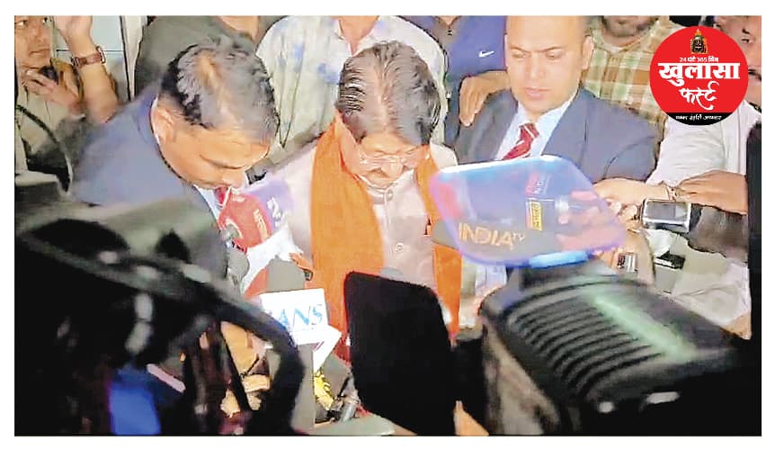 पत्रकारों के सवाल का जवाब दिए बिना ही निकल गए मंत्री