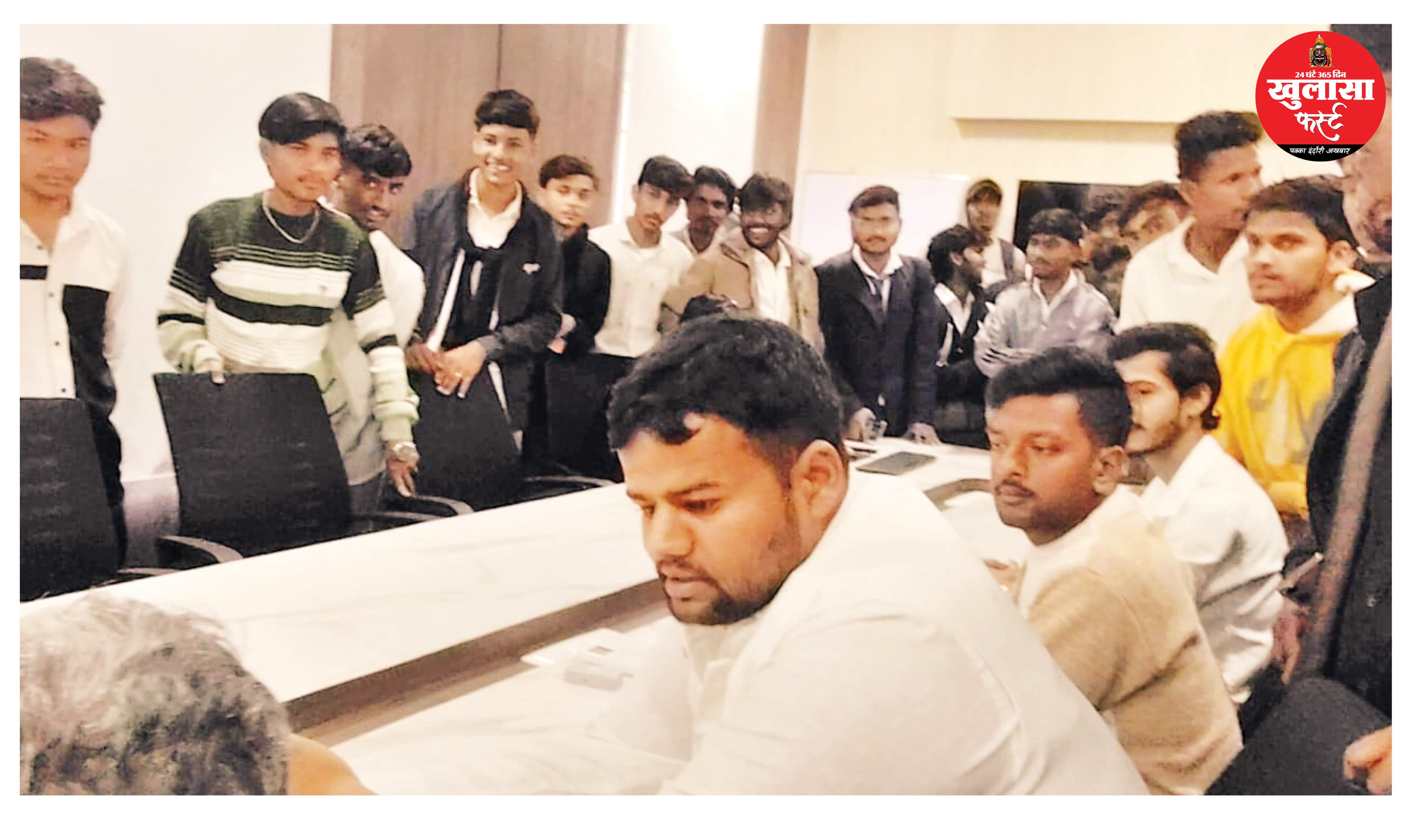 अत्यधिक परीक्षा शुल्क और अवैध फाइन पर फूटा छात्रों का गुस्सा