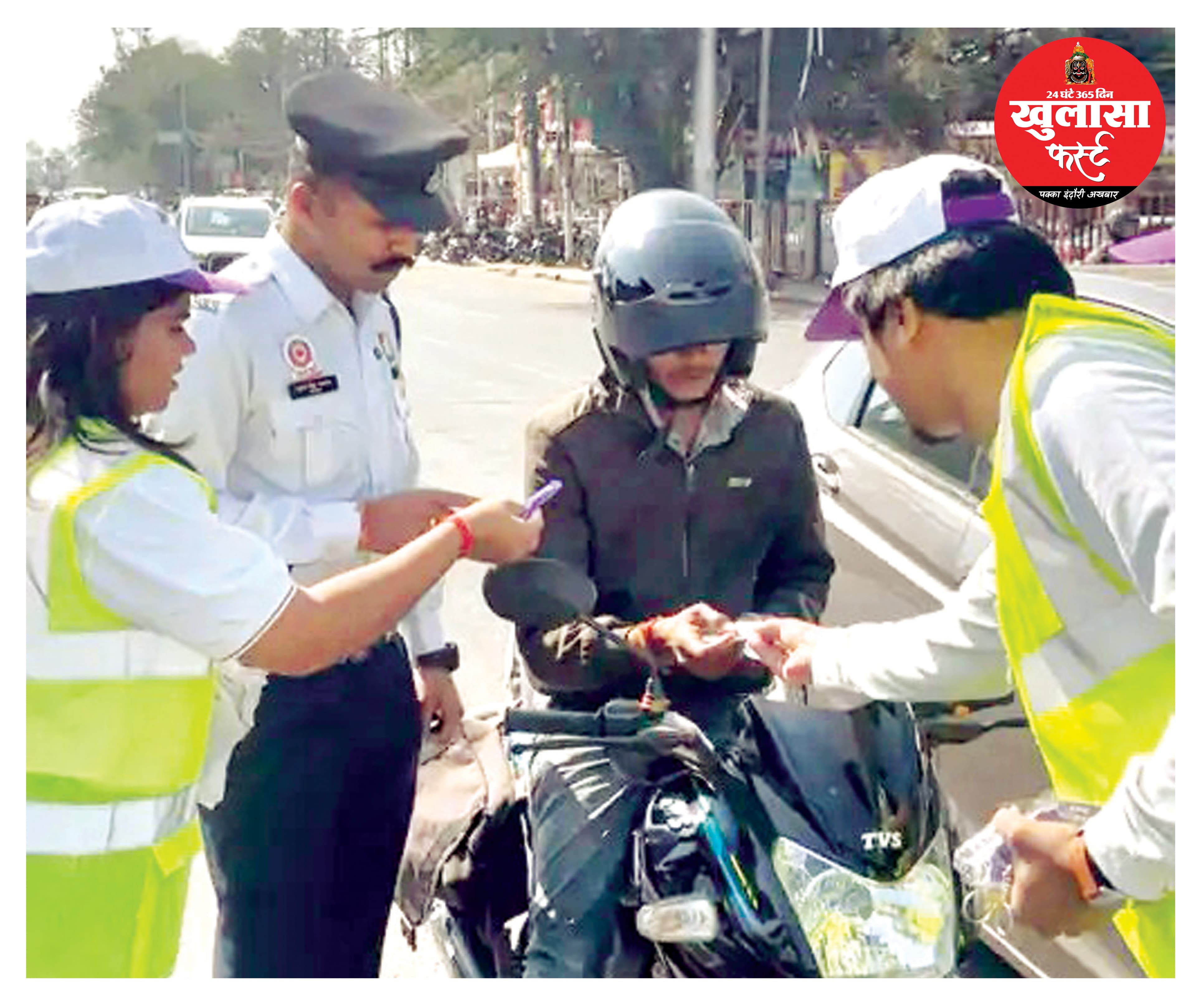 कर्मचारियों ने संभाला ट्रैफिक