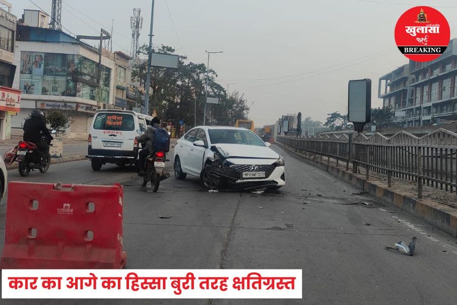 थाने के सामने कार डिवाइडर से टकराई