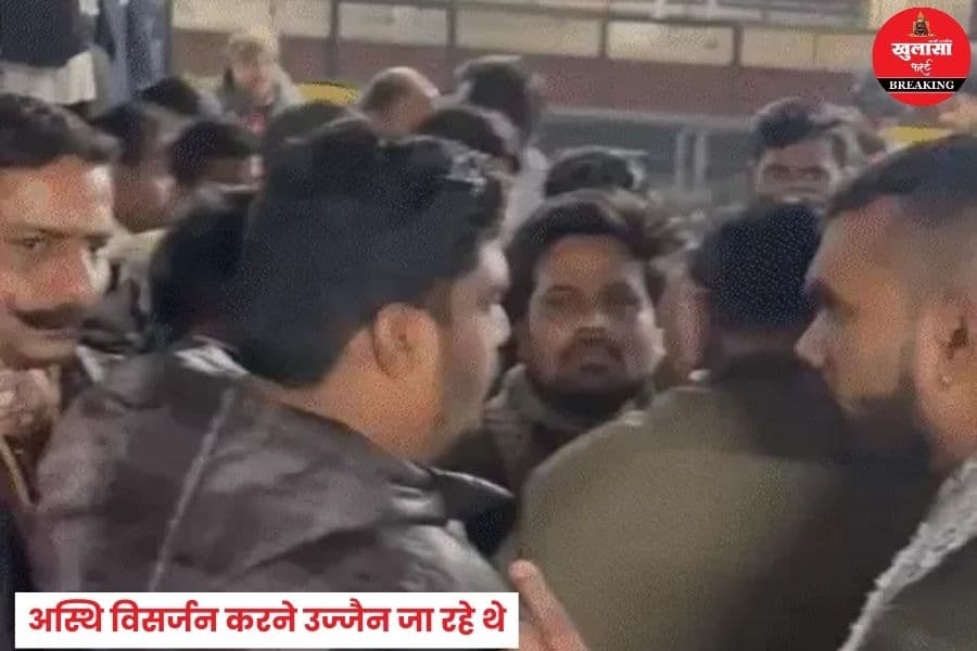 मुस्लिम युवक ने ट्रेन में किससे की छेड़छाड़