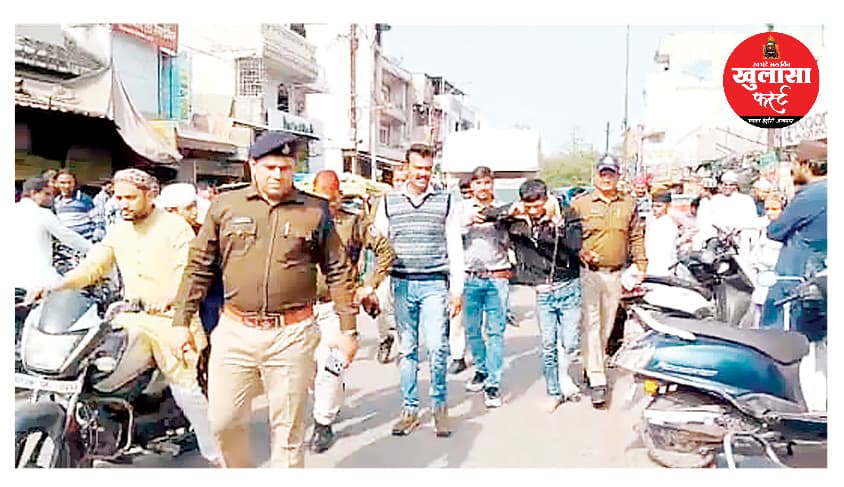 खजराना पुलिस ने चाकूबाज से मंगवाई माफी