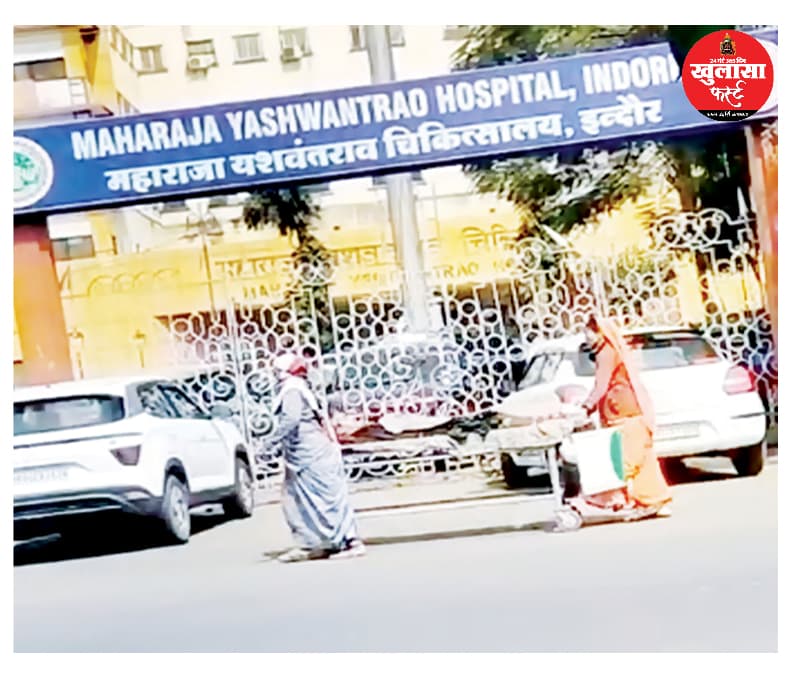 ट्रैफिक के बीच स्ट्रेचर धकेलते परिजन