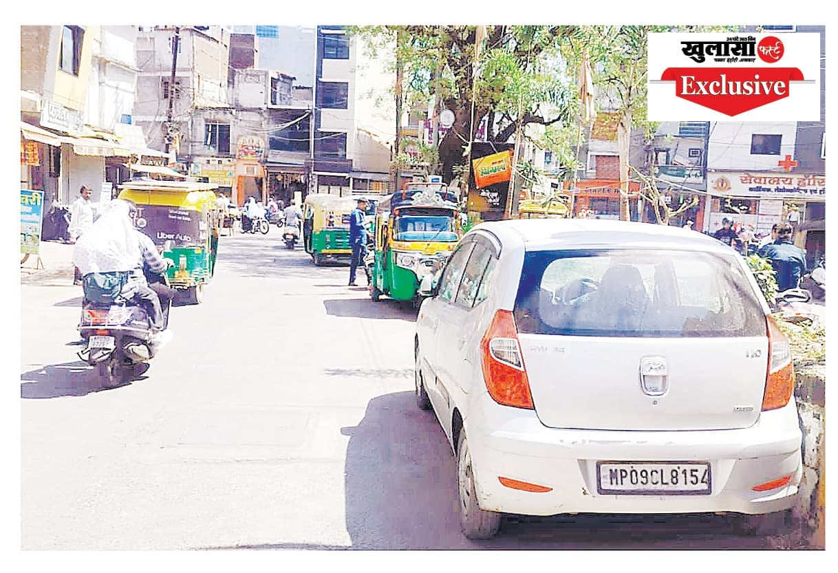 शहर की सड़कें बनीं पार्किंग