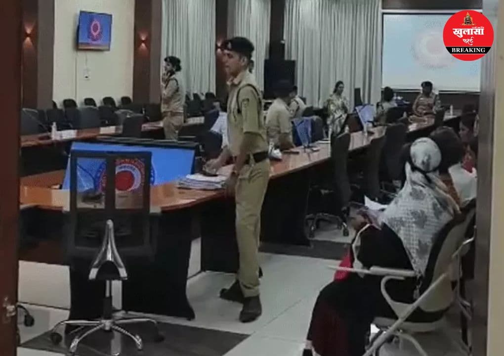 अफसर करते थे अश्लील इशारे