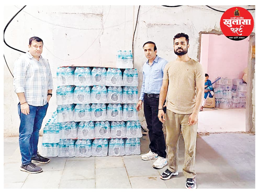 बिना बैच एवं दिनांक की 1040 बोतल पानी जब्त
