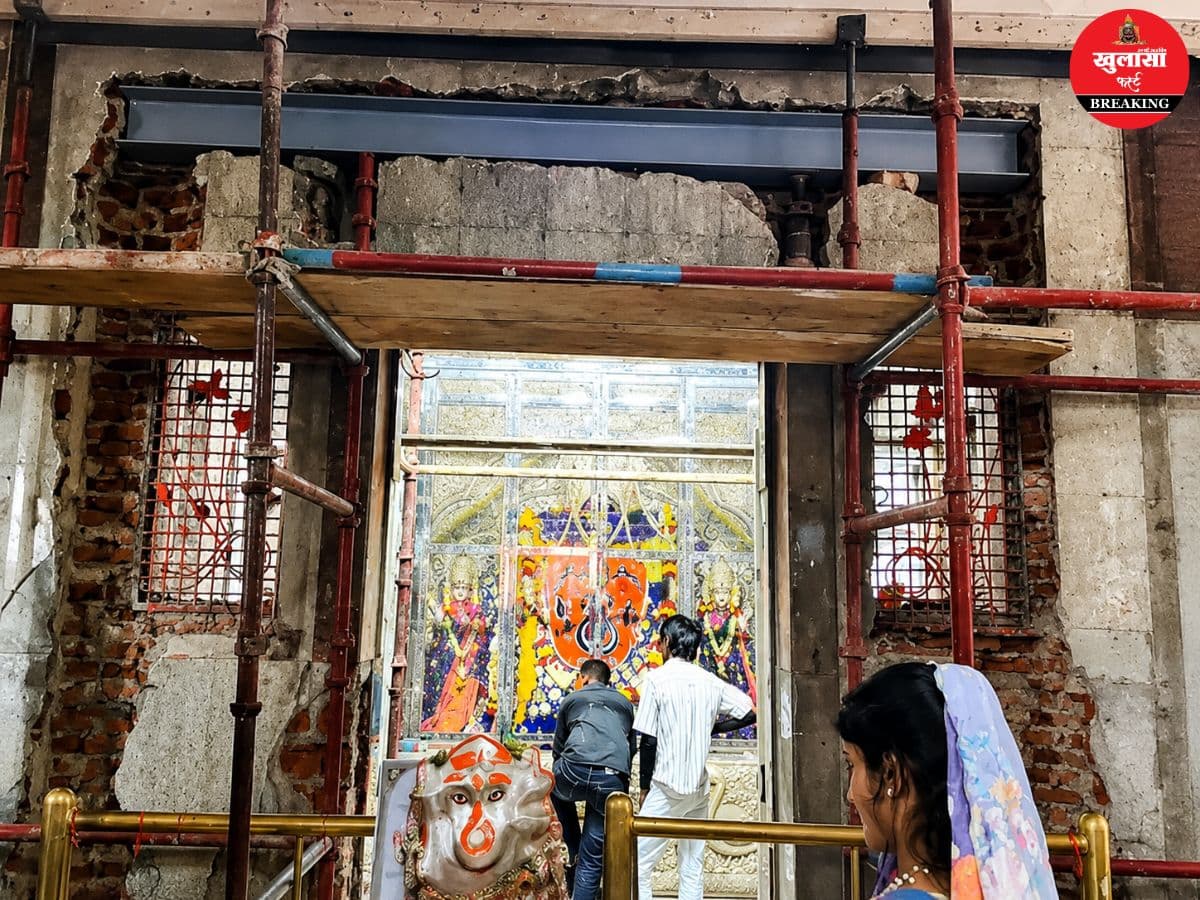 ट्रांसपेरेंट ग्लास के पीछे विराजे बप्पा
