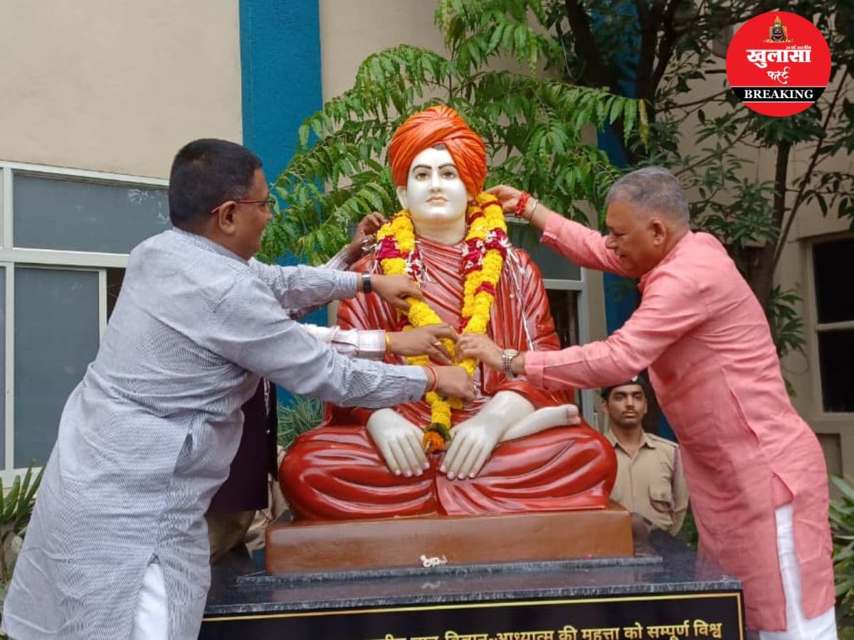 काॅलेज परिसर में स्वामी विवेकानंद की प्रतिमा का अनावरण