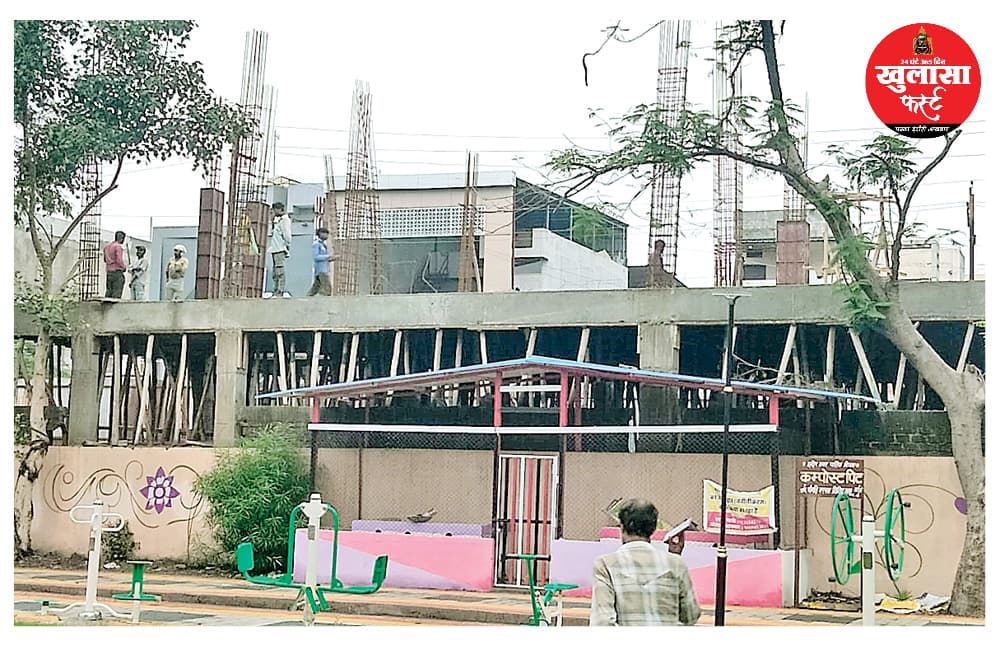 मालव वाटिका की बाउंड्री से सटाकर किया जा रहा अवैध निर्माण