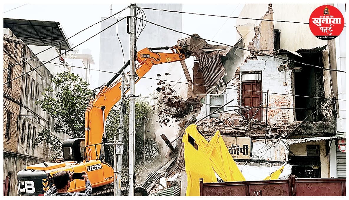मेट्रो स्टेशन के पास निगम की बड़ी कार्रवाई
