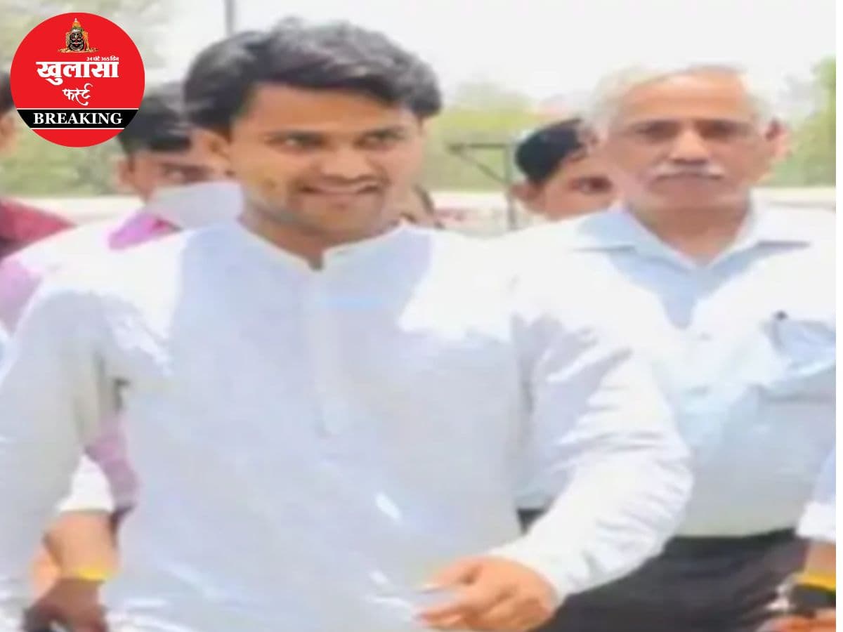 तबादले के नाम पर पांच लाख रुपए मांगने का आरोप