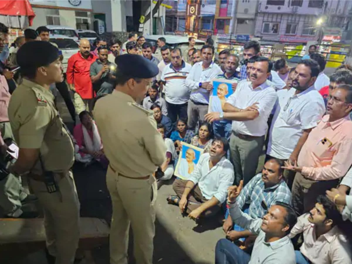 एनएसयूआई कार्यकर्ताओं को हिरासत में लेने पर बवाल
