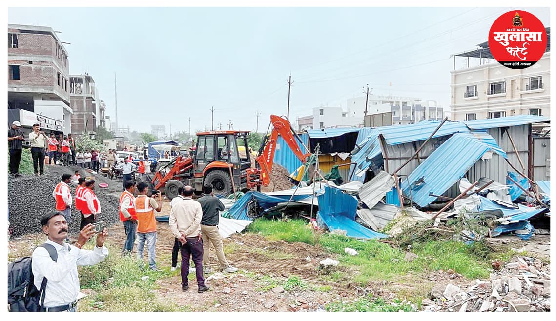 कनक स्मार्ट सिटी के भ्रष्ट कॉलोनाइजर ने पार्षद से मिलकर तुड़वा दी 40 दुकानें