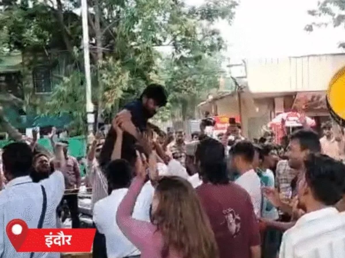 धर्मेंद्र प्रधान के इस्तीफे के बाद इंदौर में देशभक्ति गीतों पर झूमे छात्र