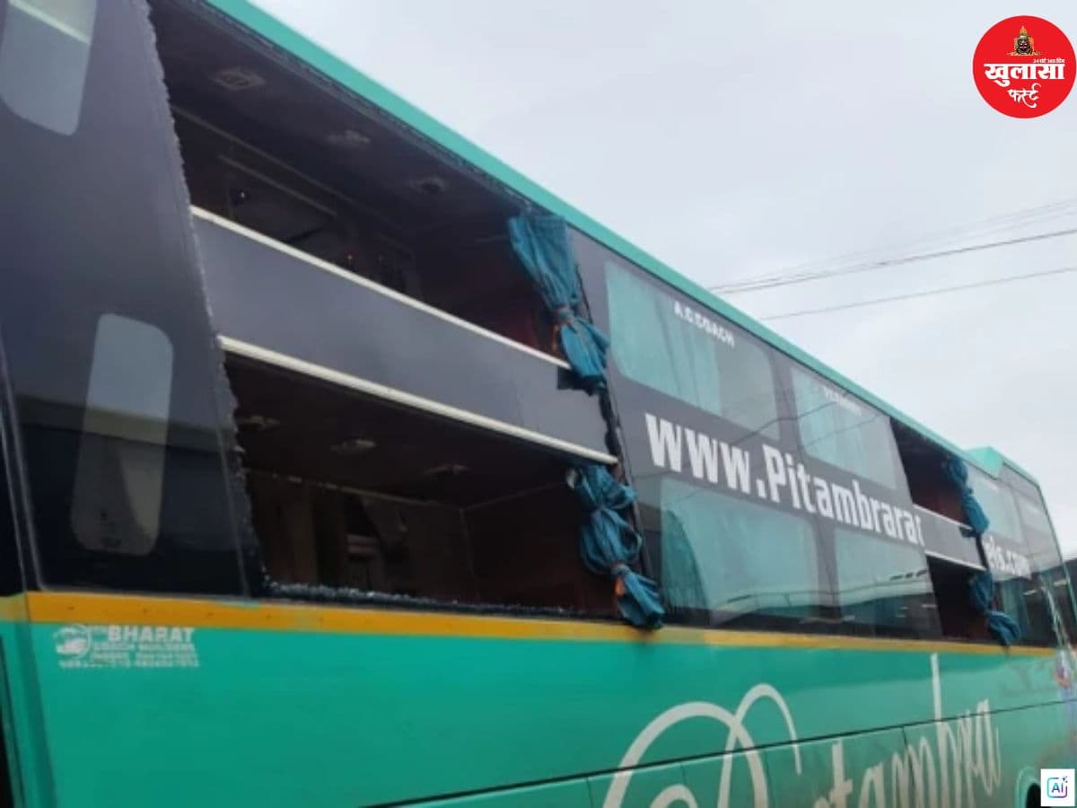 चलती स्लीपर बस पर पथराव